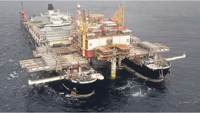  ?? Picture: A’lok Choy. ?? The Pioneering Spirit lifts the Brent Delta topsides from its base.