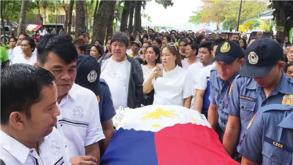  ?? MAE CLYDYL AVILA ?? Thousands of Rondahanon­s led by Mayor Mariano Blanco joined the bereaved family and relatives of slain lawyer and vice mayor Jonnah John Ungab during the latter’s funeral. The vice mayor was burried yesterday at the family’s private mausoleum.
