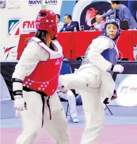  ??  ?? La dominicana (azul), en un combate durante el México Open