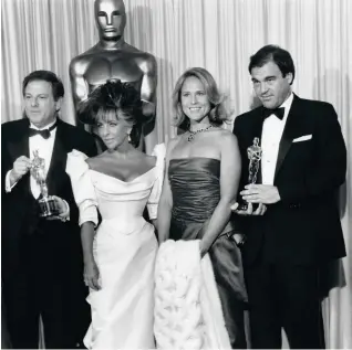  ??  ?? “Une nuit gravée dans ma mémoire pour l’éternité : en 1986,
Platoon remporte l’Oscar du meilleur film. Qui l’eût cru ?”