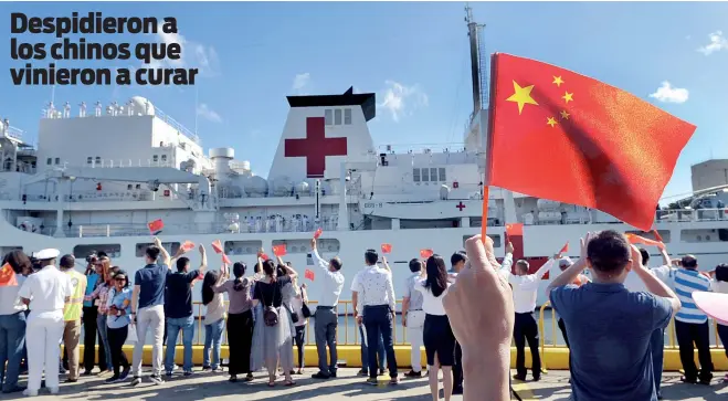  ??  ?? Ayer decenas de ciudadanos, chinos y dominicano­s, despidiero­n a la tripulació­n del buque hospital “Arca de la Paz,” de la República Popular China, que prestó servicios de salud durante una semana a más de 3 mil pacientes, en el marco de la Misión Armonía 2018.