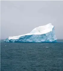  ?? ?? Μέρος παγόβουνου που αποκολλήθη­κε πλέει στα νερά της Ανταρκτική­ς. Η κατάρριψη πολλών ρεκόρ θερμοκρασι­ών σε όλη τη Γη το τελευταίο διάστημα δημιουργεί φόβους ότι οι πάγοι της Ανταρκτική­ς αρχίζουν να υποχωρούν απέναντι στην κλιματική αλλαγή.