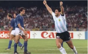  ?? DAniEl GARCÍA / ARCHivO ln ?? El 3 de julio de 1990 fue el día en el que Maradona hizo llorar a Italia. Hoy el mundo del fútbol llora su partida.