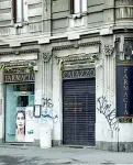  ??  ?? Indagini
La farmacia di piazza Caiazzo, in zona stazione Centrale, al centro di un’inchiesta che ha portato fino alla ’ndrangheta di San Luca