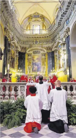  ?? Eric Gaillard / Reuters ?? Sacerdots resant a la catedral de Niça, a França.