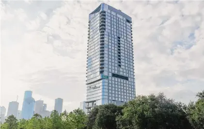  ?? Kirk Sides/Staff photograph­er ?? Constructi­on progresses Tuesday at the Residences at the Allen tower near downtown and Buffalo Bayou Park.