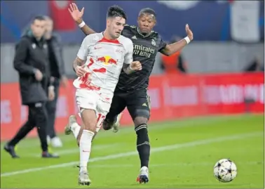  ?? ?? Alaba trata de arrebatarl­e la posesión a Szoboszlai este martes en el RB Arena de Leipzig.