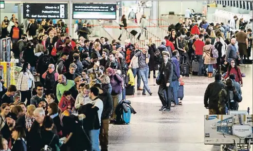  ?? SIGGI BUCHER / EFE ?? Centenares de pasajeros afectados por las incidencia­s en el tráfico aéreo en el aeropuerto de Zurich (Suiza)