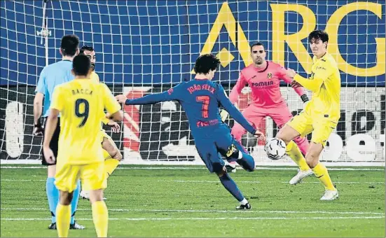  ?? JOSE BRETON / AP ?? João Félix metió el segundo gol del Atlético de Madrid con este remate