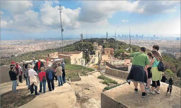  ?? ANA JIMÉNEZ ?? Una visita guiada, ayer, en el Turó de la Rovira; en el suelo todavía se aprecian algunas baldosas de las barracas del barrio de los Cañones