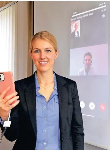  ?? FOTO: STADE ?? Katharina Jünger von der „teleclinic“im Gespräch mit Onlinearzt Nikolaus Schmidt-Sibeth: Der erstellt per Video-Chat eine Diagnose und kann auch ein Rezept ausstellen.