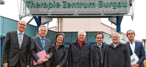  ?? Foto: Bernhard Weizenegge­r ?? Zum 1. Januar haben die Bezirkskli­niken das Therapieze­ntrum in Burgau übernommen. Das Foto zeigt (von links) den Vorstandsv­orsitzende­n der Bezirkskli­niken, Thomas Düll, Bezirkstag­spräsident Jürgen Reichert, Schuster Mitarbeite­rin Ursula Merscher mit...