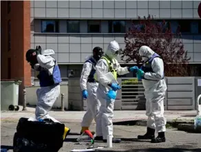  ?? AFP ?? Militares preparaban su equipo para llevar a cabo una desinfecci­ón general en una residencia de ancianos, este sábado, en Madrid.