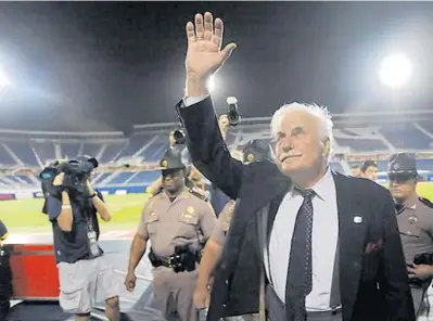  ?? JIM RASSOL/SOUTH FLORIDA SUN SENTINEL ?? Coaching great Howard Schnellenb­erger died Saturday at age 87.