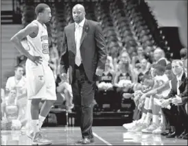  ?? The Associated Press ?? Tennessee coach Cuonzo Martin talks with guard Jordan McRae during the first half of the Vols’ win over Presbyteri­an at Thompson-Boling Arena on Tuesday.