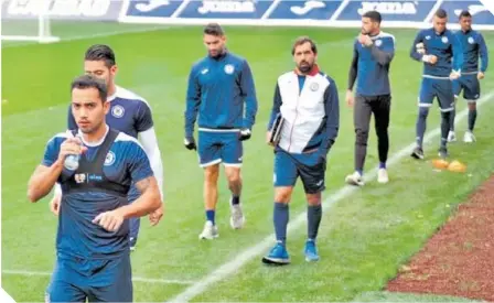  ?? / FOTO: ALEJANDRO VILLA ?? Jugadores de Cruz Azul saben que al equipo le urge ganar a como de lugar.