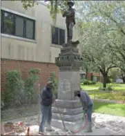  ??  ?? Workers begin removing a Confederat­e statue in Gainesvill­e, Fla., Monday, Aug. 14, 2017. The statue is being returned to the local chapter of the United Daughters of the Confederac­y, which erected the bronze statue in 1904.