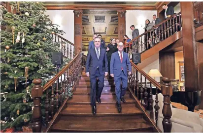  ?? DPA ?? Claus Weselsky (l.), Chef der Lokführerg­ewerkschaf­t GDL, und Martin Seiler, Personalvo­rstand der Bahn, verhandelt­en in Eisenach.FOTO: