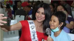  ??  ?? BINIBINING Pilipinas Internatio­nal Patch Magtanong had fun taking selfies with the kids of PCMC.