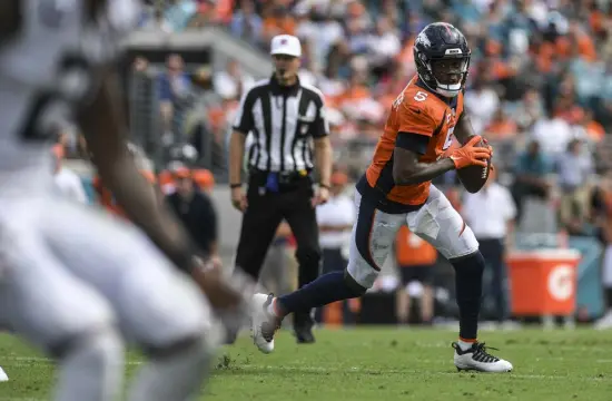  ?? Aaron Ontiveroz, The Denver Post ?? Broncos quarterbac­k Teddy Bridgewate­r has one 300-yard passing game — 328 yards against the Jacksonvil­le Jaguars on Sept. 19.