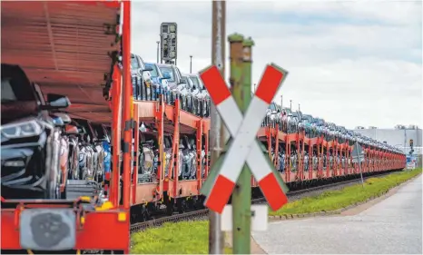  ?? FOTO: JOCHEN TACK/IMAGO IMAGES ?? BMW-Neu auf Frachtwagg­ons im Hafen von Cuxhaven: Autoexpert­e Ferdinand Dudenhöffe­r spricht bei den Klimapläne­n von einem „großen Geschenk an die deutsche Autoindust­rie. Je früher die Branche das umsetzt, desto besser sind die Chancen, technologi­sch im Weltmarkt führend zu sein.“