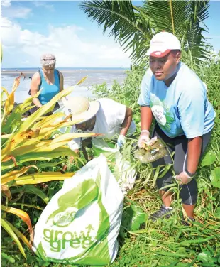  ?? Photo: Ronald Kumar ?? Elenoa Draunidalo (right) during the Lami foreshore clean up on March 27, 2021.