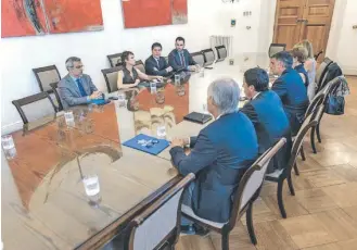  ?? / MINISTERIO DE INTERIOR ?? El gobierno se reunió ayer con los líderes de la oposición en La Moneda.