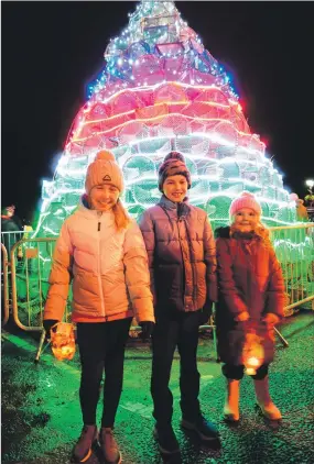  ?? Photo: Janet West ?? Elves for the Tarbert Christmas lights switch-on last Friday with the impressive creel tree - Ava Laing, Jack Sinclair and Rosie Little.