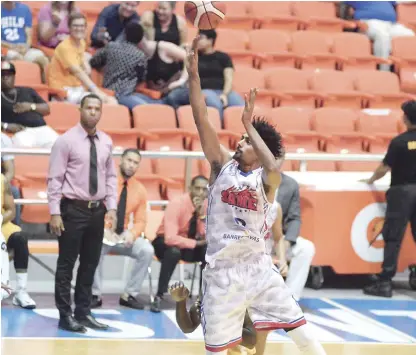  ?? FUENTE EXTERNA ?? Nehemías Morillo, de Sameji, va en busca de dos puntos en el partido de anoche frente a club Gregorio Urbano Gilbert en el baloncesto superior de Santiago.