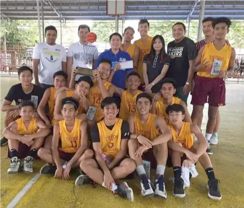  ?? Chris Navarro ?? BASKETBALL CHAMPS. Mabalacat City vice mayoralty aspirant and First Councilor Atty. Gerald 'Geld' Aquino and Councilor Win-Win Garbo award the trophy to winners of the recent E. Aquino Basketball Tournament in Barangay Mawaque, Mabalacat City. -