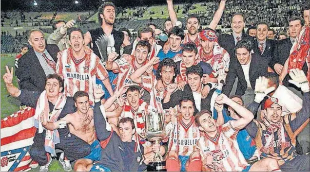 ??  ?? La plantilla del Atlético de la temporada 1995-1996 celebra sobre el césped del estadio Vicente Calderón el título liguero conquistad­o.