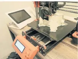  ?? ?? Mit 3-D-Druckern lassen sich spezielle Teile fertigen, etwa aus Kunststoff.