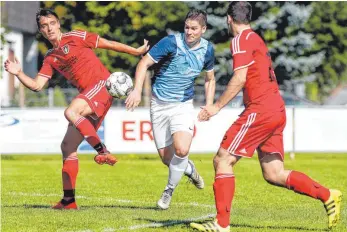  ?? FOTO: ROLF SCHULTES ?? Der VfL Brochenzel­l (links Daniel Keller) bleibt nach der Niederlage bei der TSG Bad Wurzach (Nicolas Linge) punktloser Tabellenle­tzter der Bezirkslig­a.