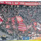  ?? FOTO: ANDREAS GORA/DPA ?? Fans von Fortuna im Gästeblock des Olympiasta­dions.