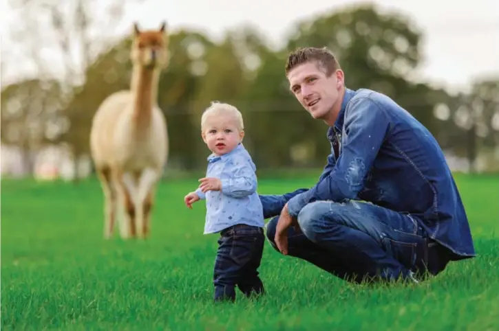  ?? FOTO DIRK VERTOMMEN ?? Jurgen Van den Broeck met zoontje Vince.