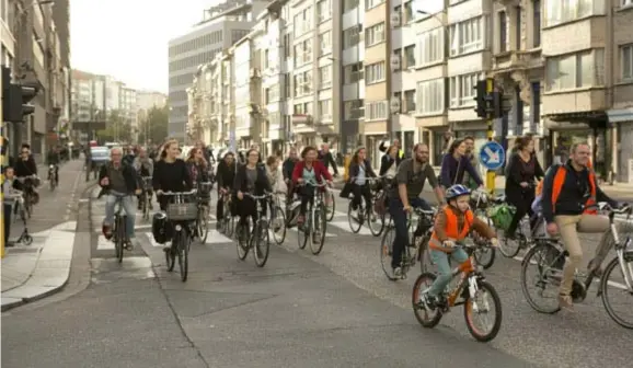  ??  ?? De Critical Mass Bike Ride was in 2015 met 600 fietsers een recordedit­ie, maar mogelijk wordt dat aantal vrijdag verbroken.
FOTO DIRK KERSTENS