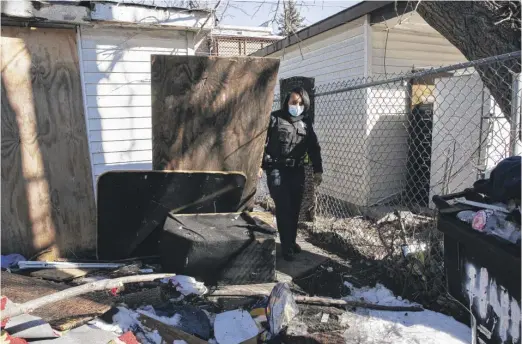  ?? ANTHONY VAZQUEZ/SUN-TIMES PHOTOS ?? Sgt. Rhianna Hubbard walks into the area where Jamahal and David were found in an abandoned garage and yard in South Austin.