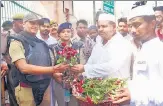  ?? DEEPAK GUPTA/HT PHOTO ?? Civil defence personnel distribute flowers to devotees during Friday namaz in Lucknow on Friday.