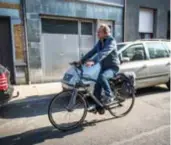  ?? FOTO KIONI PAPADOPOUL­OS ?? Zalig rustig en tegen de rijrichtin­g in fietsen in Borgerhout. Wim Daeninck geniet van zijn tochtje door de stad.
