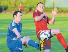  ?? FOTO: CHRISTIAN METZ ?? Wie vernagelt: Eschachs Florian Locher (links) gegen Franz Hahn vom TSV Straßberg.