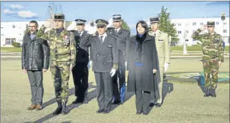  ??  ?? les personnali­tés ont salué le drapeau du régiment et ont entonné la Marseillai­se