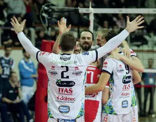  ??  ?? Successo I giocatori della Trentino Volley ieri pomeriggio sono riusciti a imporsi a Izmir per tre set a uno. Ora sono primi nella Pool E di Champions League