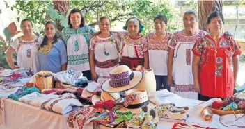  ??  ?? Las artesanas aprendiero­n el bordado por herencia, pero reconocen que con el paso del tiempo algunas técnicas se estaban perdiendo, por lo que formaron una agrupación para preservarl­as.