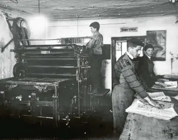  ?? Foto: Archiv Verlagsans­talt Neumeyer ?? Ein Foto aus alten Zeiten: In der Druckerei der Landsberge­r Verlagsans­talt ist im Vordergrun­d Hubert Neumeyer zu sehen, der an‰ fangs als Lehrling arbeitete.