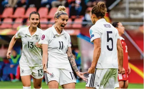  ?? Foto: Imago ?? Mandy Islacker (links) und Anja Mittag (Mitte) bejubeln das verwandelt­e Elfmeter Tor von Babett Peter. Mit einem 2:0 Sieg gegen Russland wurde die deutsche Frauen Na tionalmann­schaft Gruppensie­ger in der EM Gruppe B.