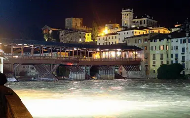  ?? (foto Meneghini) ?? Alle 22 Il Brenta ieri sera sotto il Ponte degli Alpini, dove sono stati messi anche due fari