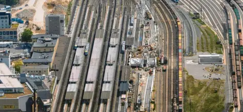  ?? Foto: Ulrich Wagner ?? In den nächsten Jahren werden am Hauptbahnh­of die Gleise im Personenbe­reich für Tram und Fußgänger untertunne­lt. Für diesen Abschnitt, in dem auch die unterirdis­che Straßenbah­n-Haltestell­e errichtet wird, sind die Baukosten jetzt massiv gestiegen. Im Bild sieht man die Baustelle für den neuen Bahnsteig F. Der rechteckig­e Schacht rechts im Foto dient dazu, Tageslicht in den Tunnel zu bringen.