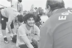  ??  ?? Egypt’s midfielder Mohamed Elneny attends a training session in Libreville, on the eve of the 2017 Africa Cup of Nations final between Egypt and Cameroon. — AFP photo