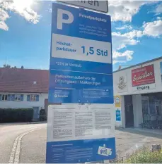  ?? FOTO: PATRICK MÜLLER ?? Dieses Schild an der Zufahrt zum Leutkirche­r Norma-parkplatz informiert Autofahrer darüber, dass dort die Parkzeit mittels Kennzeiche­nerfassung überwacht wird.