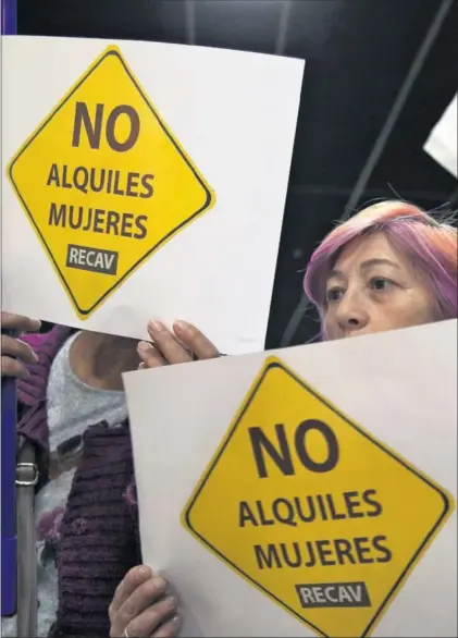  ?? / SANTI BURGOS ?? Protesta en Madrid en contra de los vientres de alquiler. Ciudadanos. PSOE. Unidas Podemos. PP.